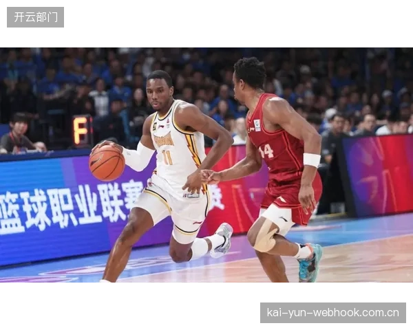 季后赛四强归属毫无悬念，常规赛四强球队均以全胜战绩横扫晋级半决赛。